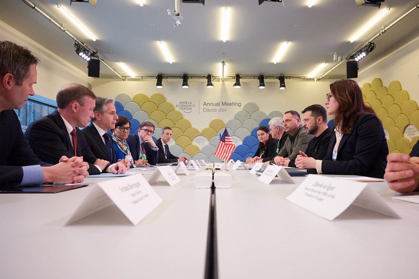 Під час зустрічі з делегацією США йшлося й про залучення міжнародних інвестицій в Україну, зокрема в оборонне виробництво. Фото з сайту president.gov.ua